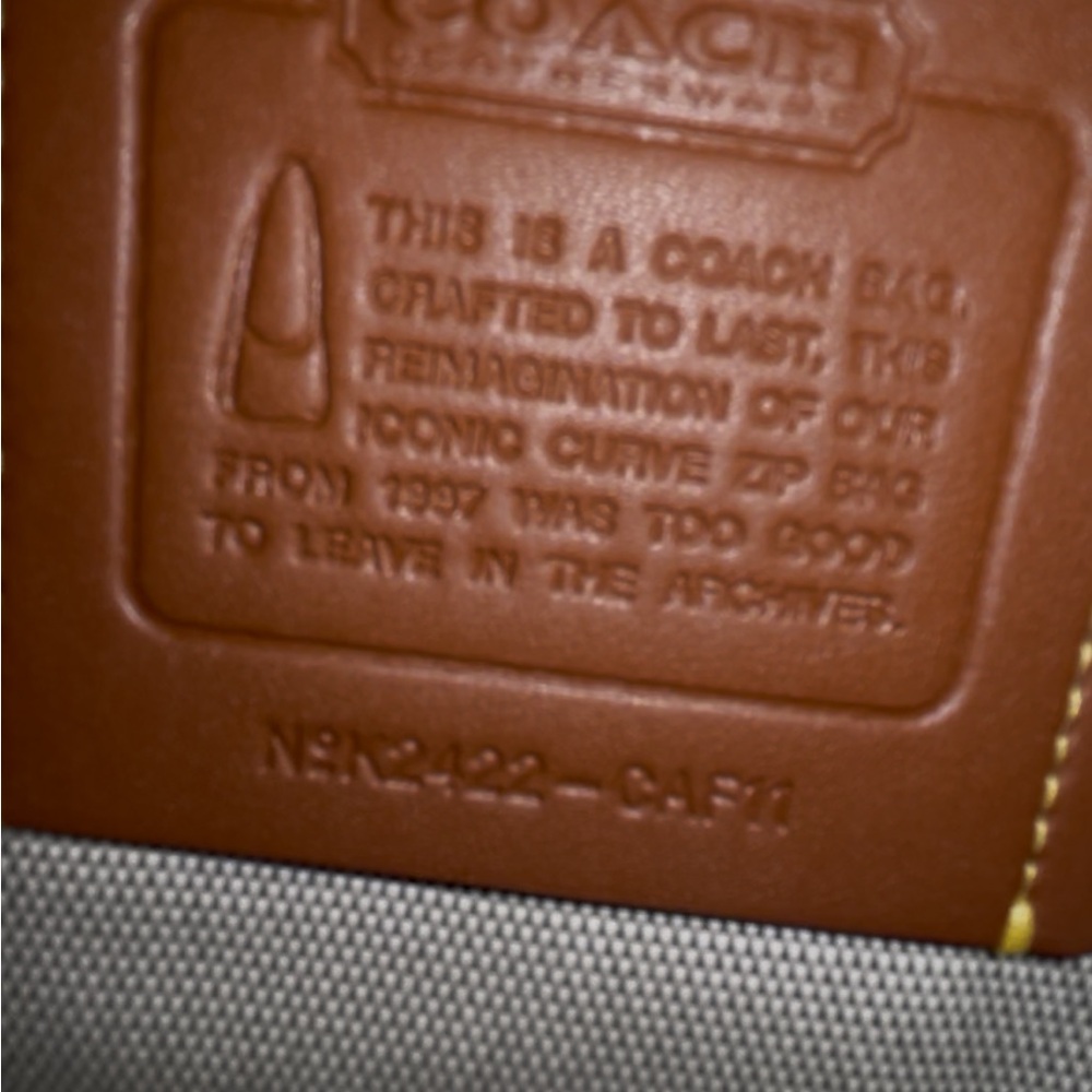 Elegant Green Leather Shoulder Bag - Picture 6 of 7